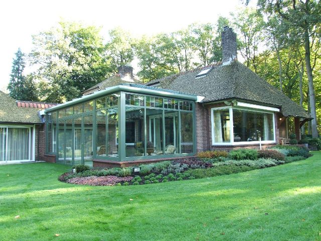 aluminium serre met glazen wanden en glazen dak