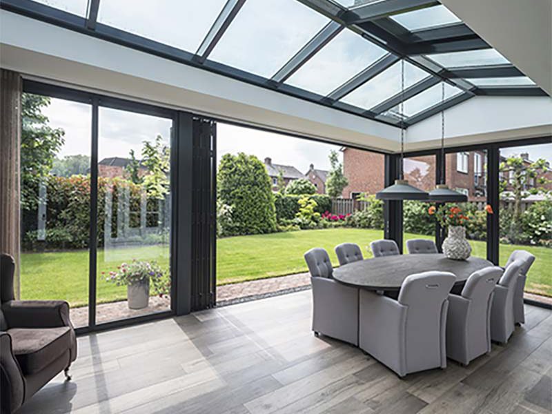 Serre met lichtstraat en glazen vouwwanden