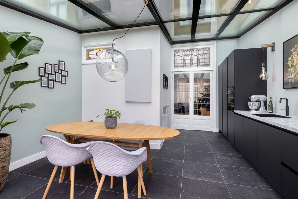 binnen luxe serreaanbouw doorkijkje
