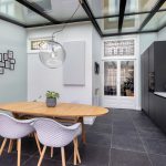 binnen luxe serreaanbouw doorkijkje