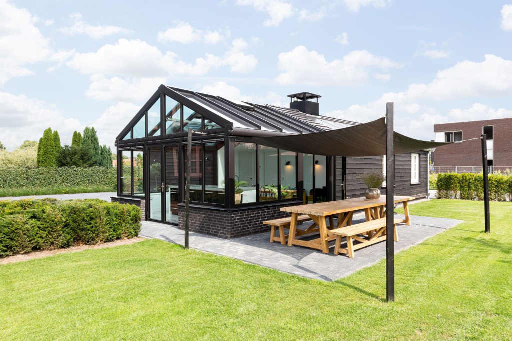 serre buiten zijkant