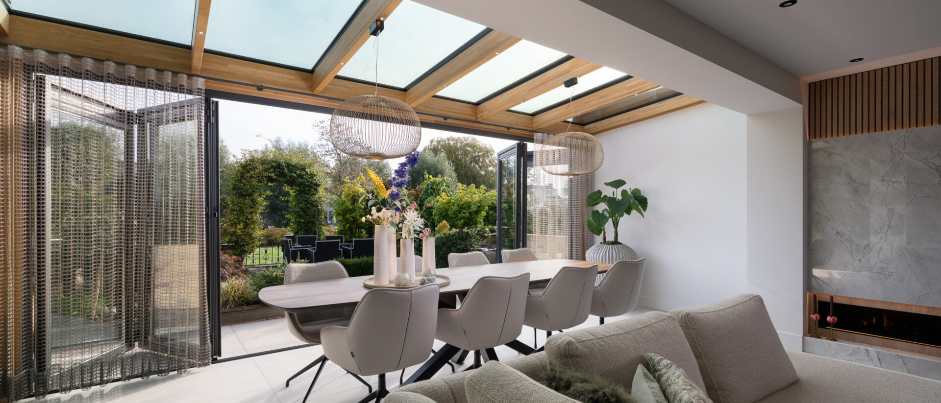 Serre met houten profielen in het dak