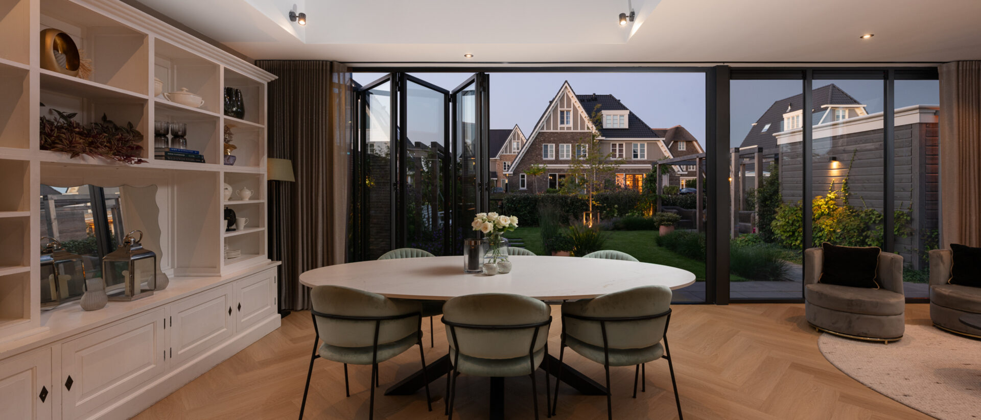 Moderne serre met brede glazen vouwwand