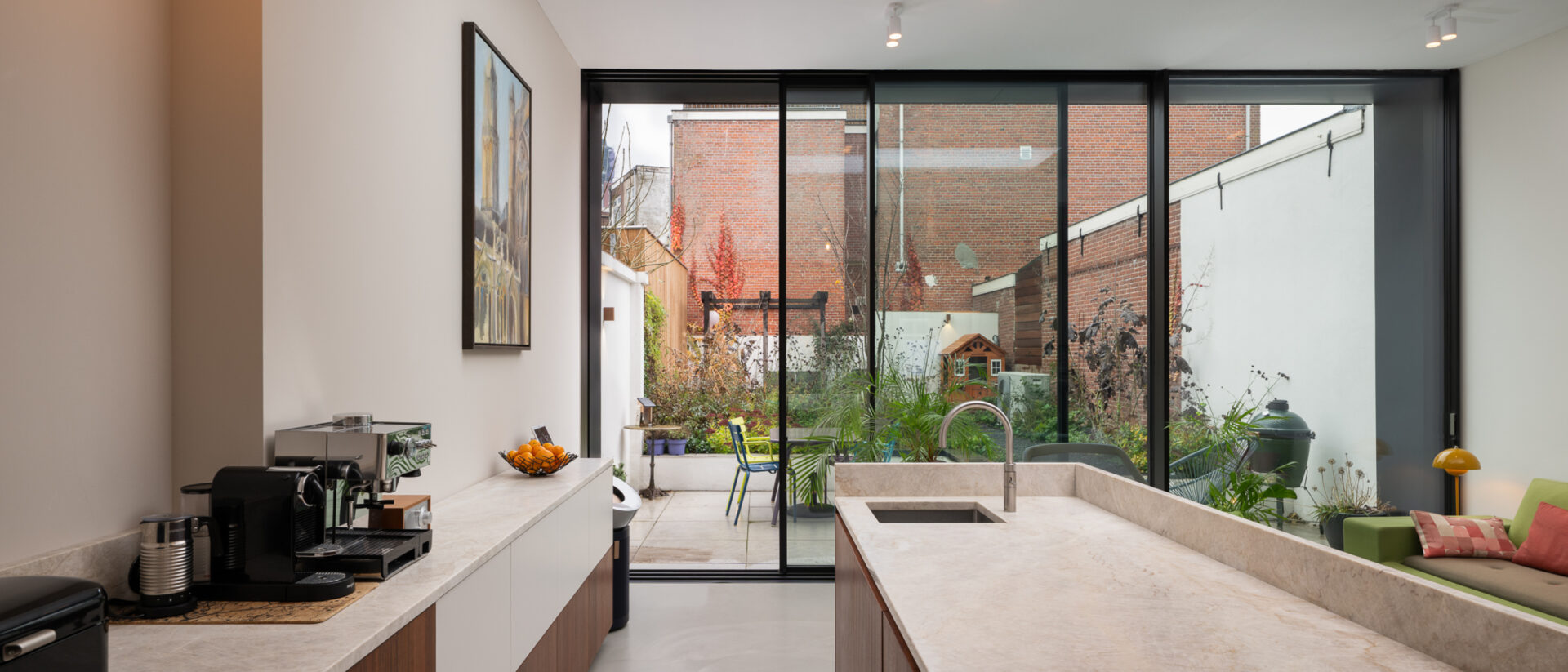 Moderne woonruimte met veel daglicht door slanke schuifpuien