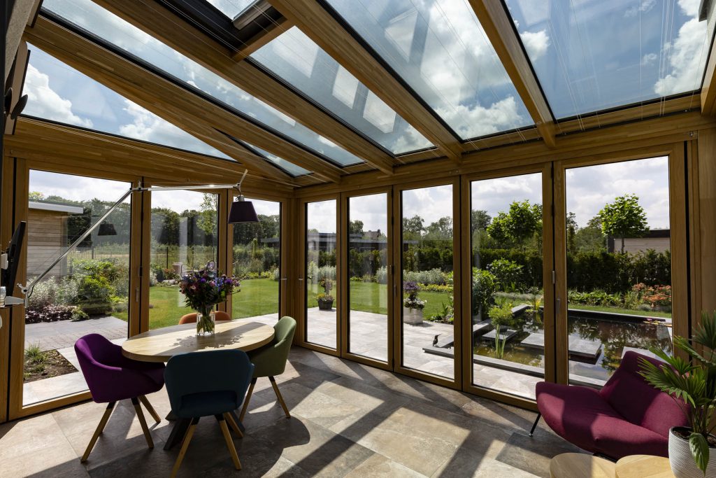 Luxe serre op maat met aluminium buitenprofielen en houten binnenzijde