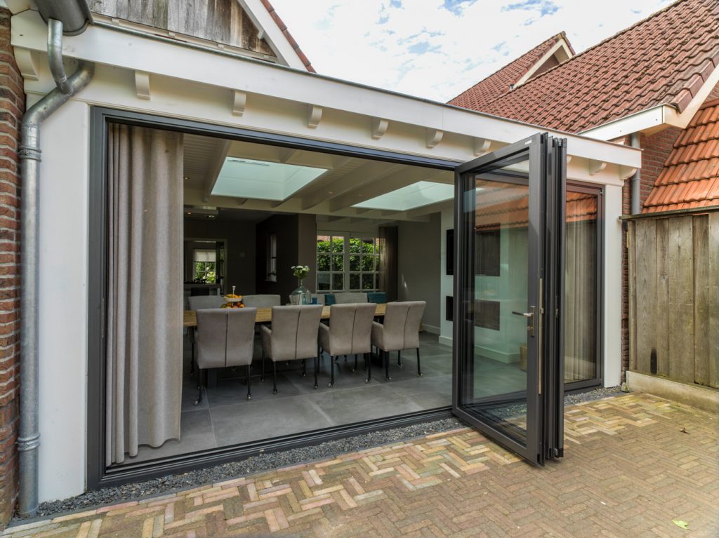 Glazen vouwwanden in woonserre