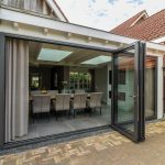 Glazen vouwwanden in woonserre