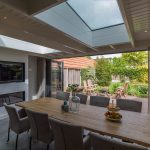 Serrebouw met glazen vouwwand keuken