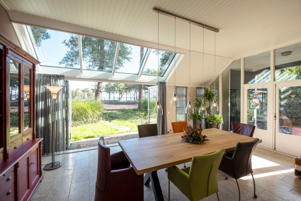 Glazen vouwwand en lichtstraat