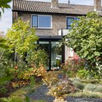 serre aanbouw in de tuin