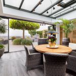 Serre aanbouw aan het water