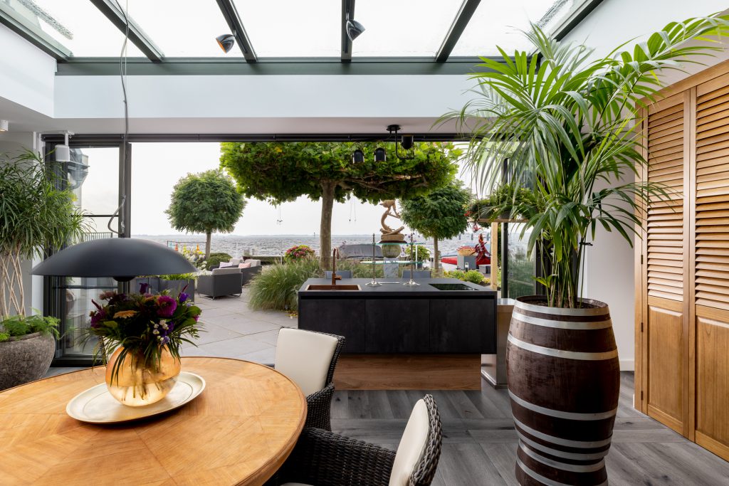 Glazen serre met lessenaarsdak