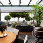 Glazen serre met lessenaarsdak