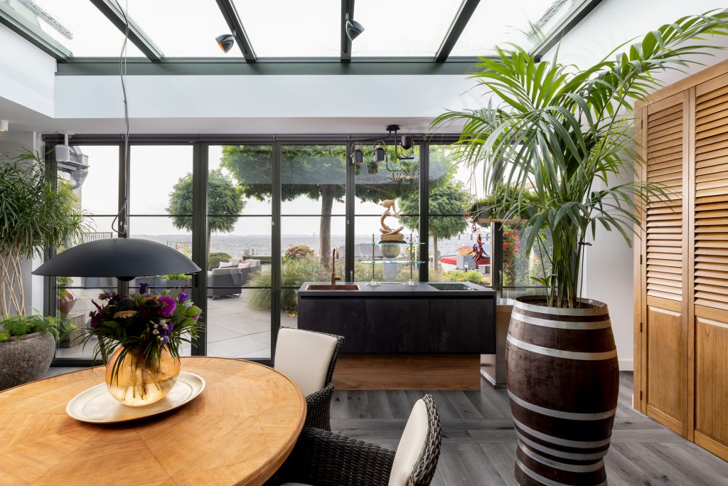 serre met glazen vouwwanden