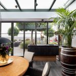 serre met glazen vouwwanden