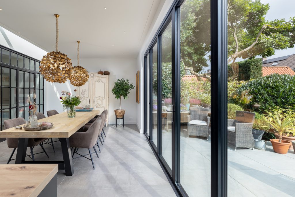 Glazen vouwwand geïsoleerd