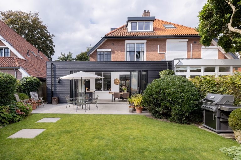 Glazen vouwwand buiten