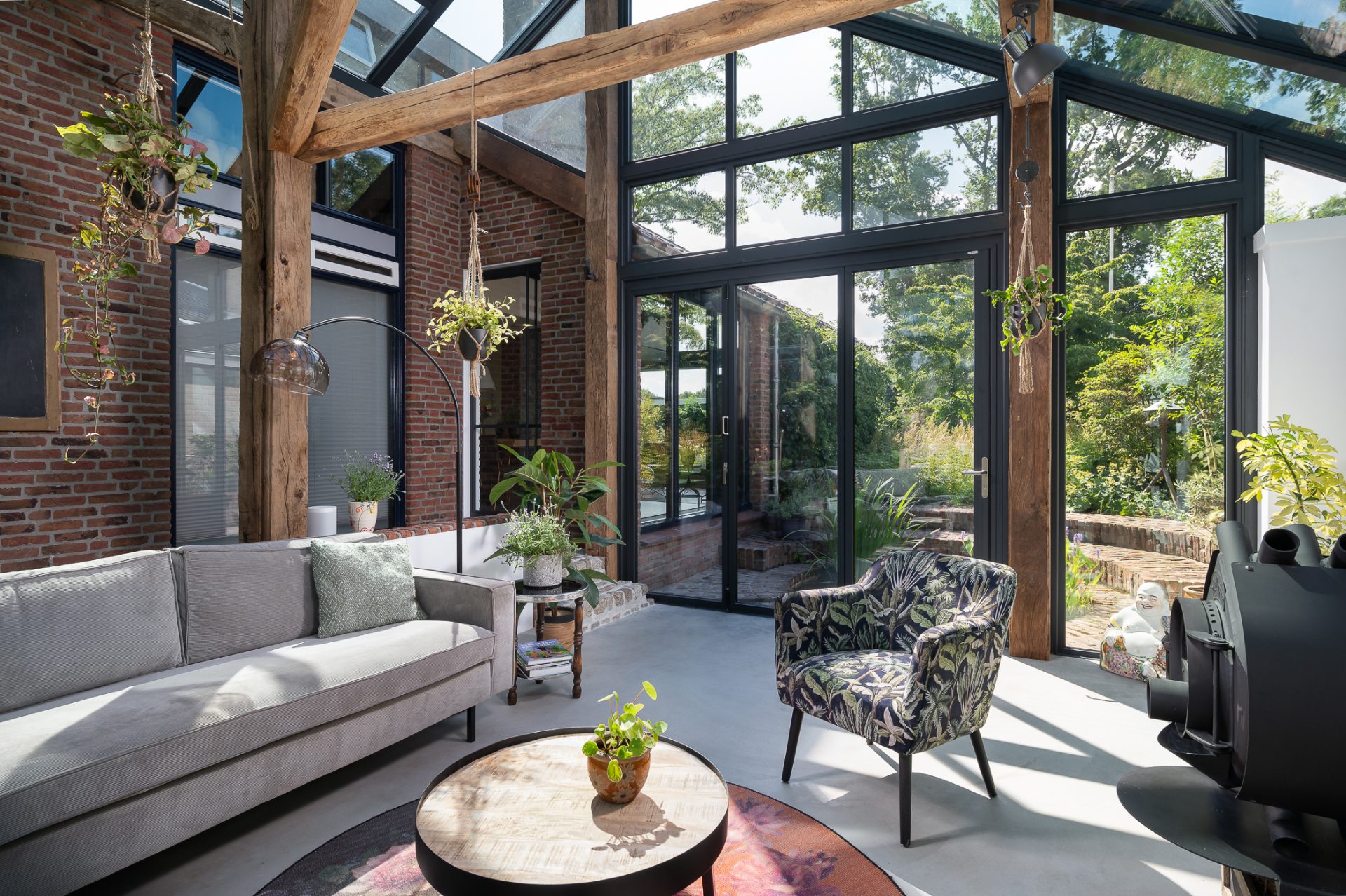 hout aluminium serre met glazen schuifwand en glazen dak