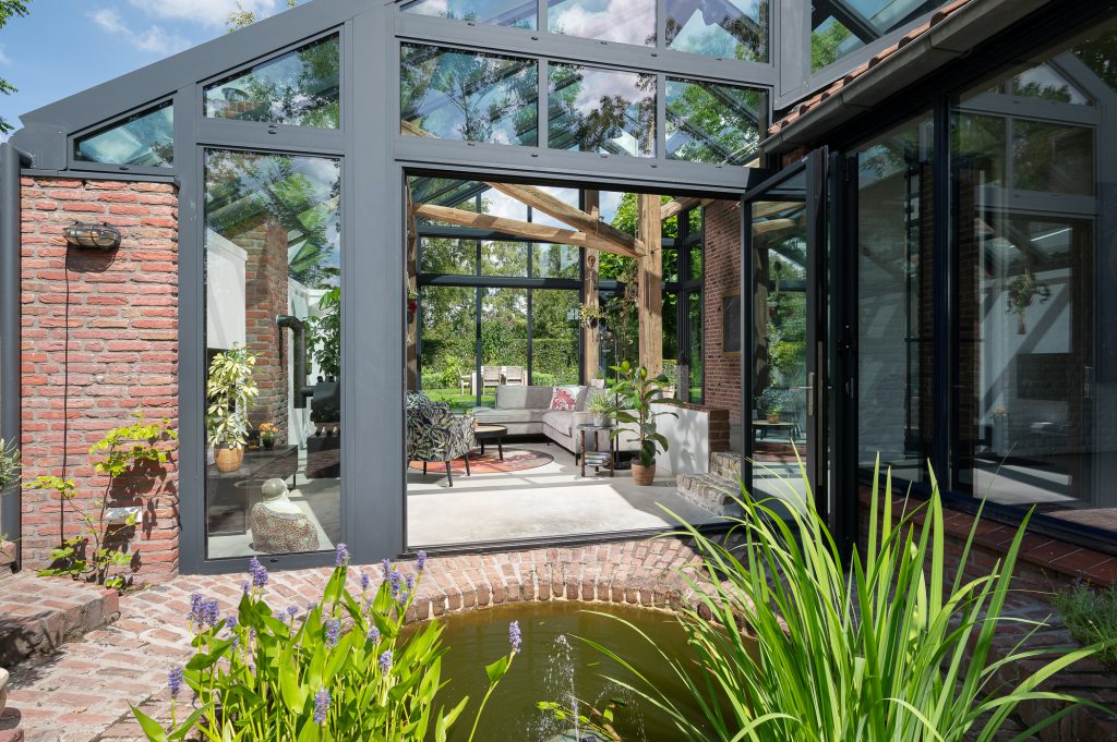 Serre aanbouw van glas