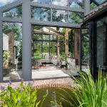 Serre aanbouw van glas