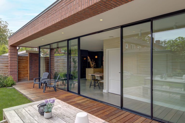 Serre in Enschede met minimalistische schuifpuien