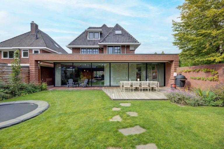 12 meter brede serre met minimalistische schuifpuien