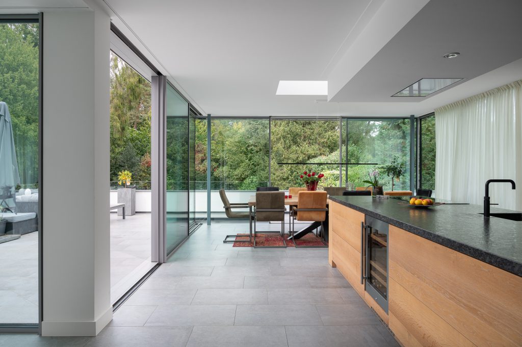 Daglicht in huis met een glazen schuifwand