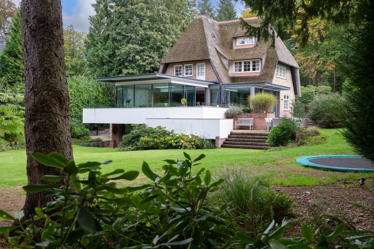 vooraanzicht serre aan villa