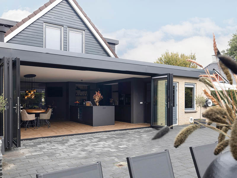 Luxe serreaanbouw met zesdelige vouwwand