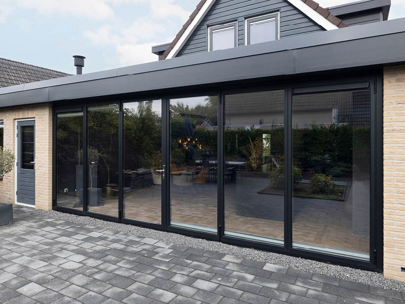 Brede serreaanbouw met vouwwand