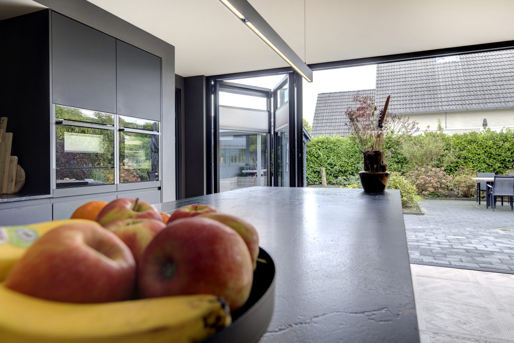 Serreaanbouw aan moderne woonkeuken
