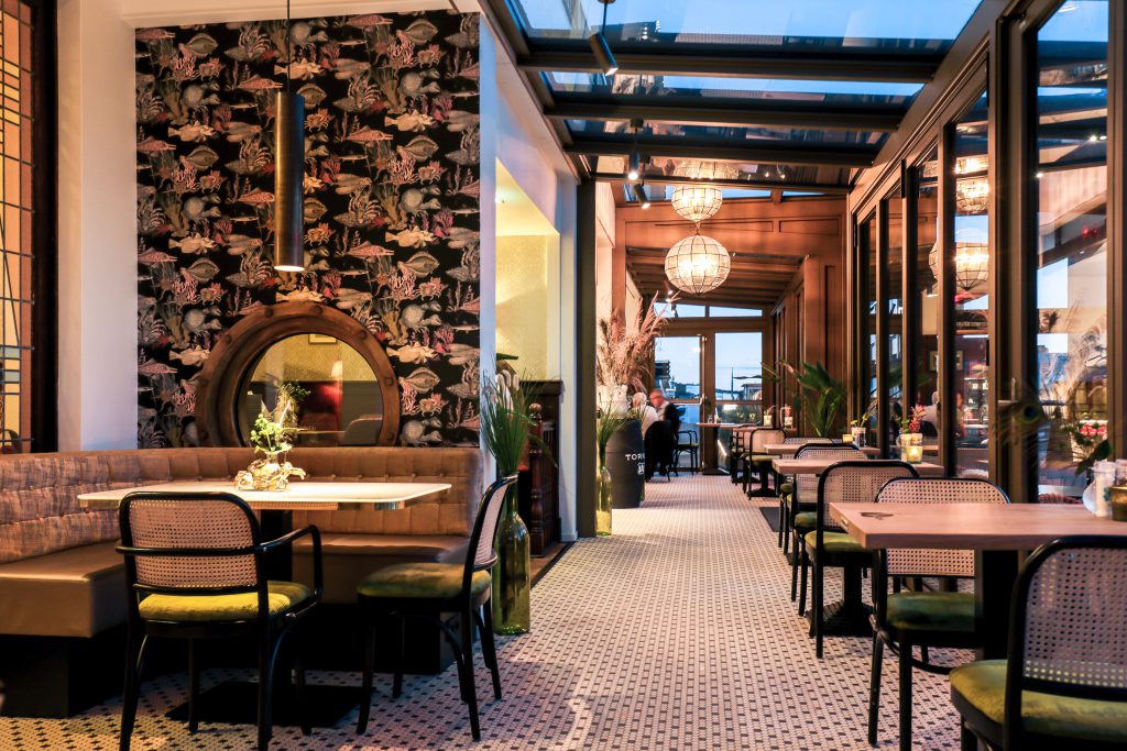Serreaanbouw aan een hotel