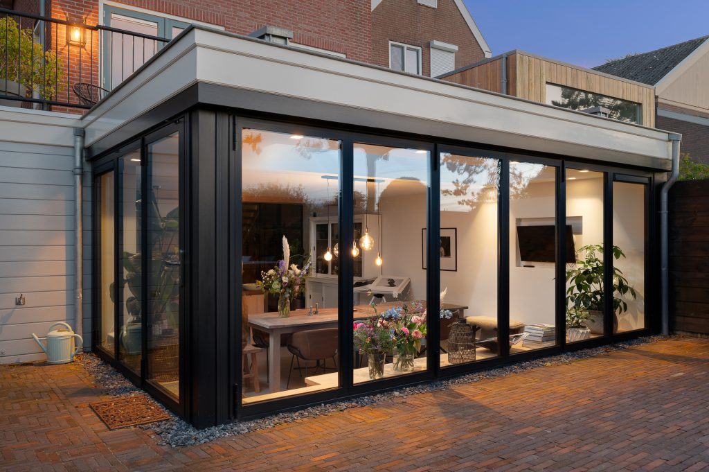 Glazen vouwwanden in serre