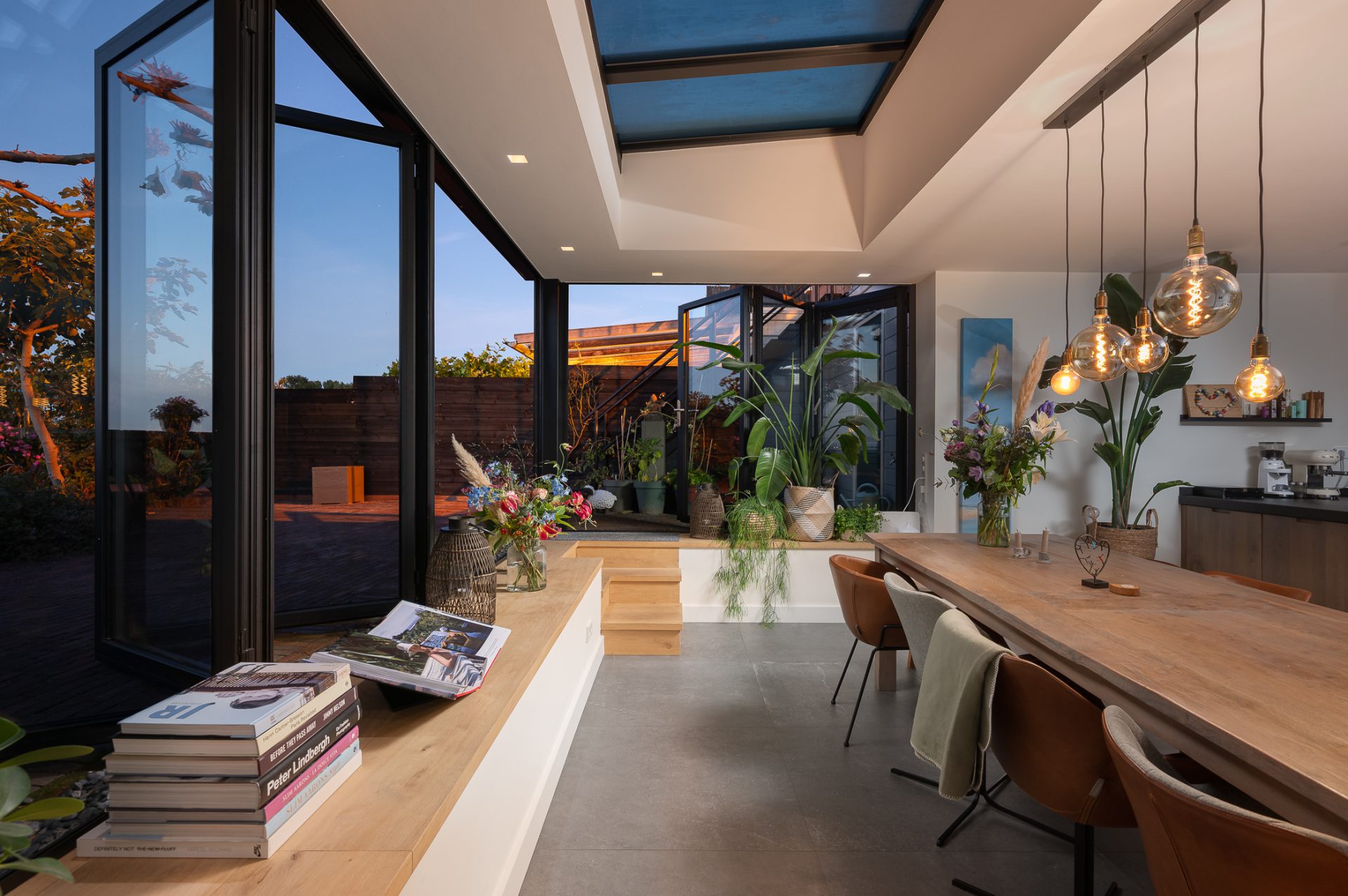 Serre met glazen vouwwanden en lichtstraat