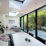 Aanbouw met schuifpuien en lichtstraat