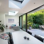 Aanbouw met schuifpuien en lichtstraat