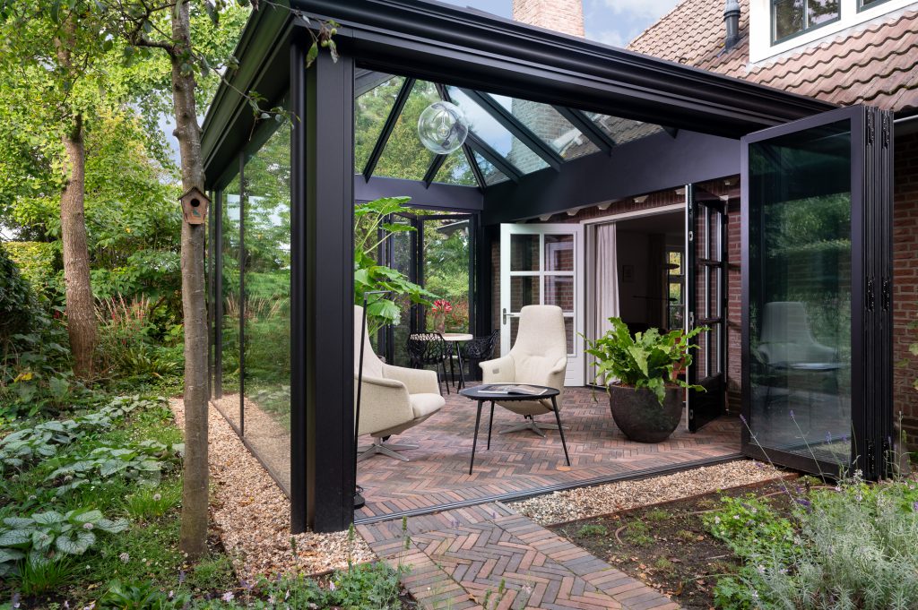 Moderne orangerie met klassieke goot