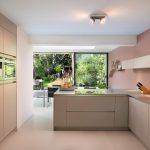 Aanbouw met schuifpuien en lichtstraat