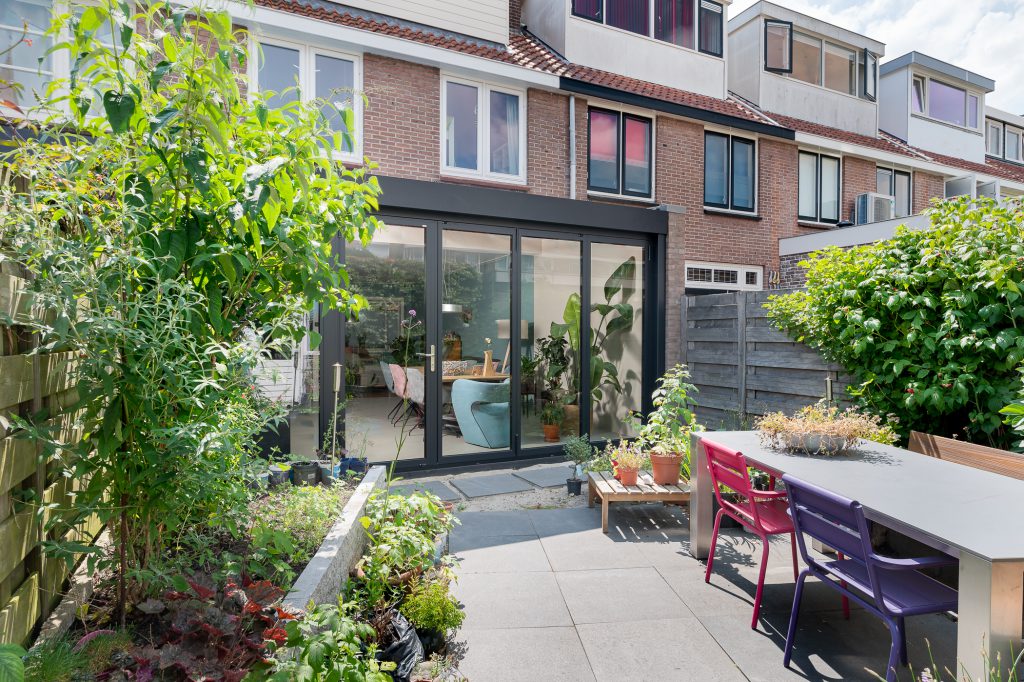 Zwarte serre met vouwwand