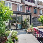 Zwarte serre met vouwwand