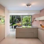 Aanbouw met schuifpuien en lichtstraat