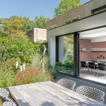 Aanbouw met schuifpuien en lichtstraat