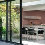 Aanbouw met schuifpuien en lichtstraat