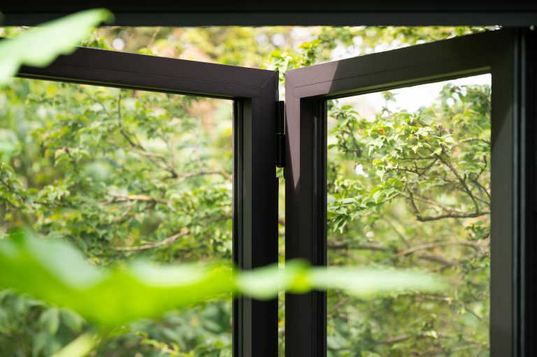 Doorkijkje donkergroene orangerie