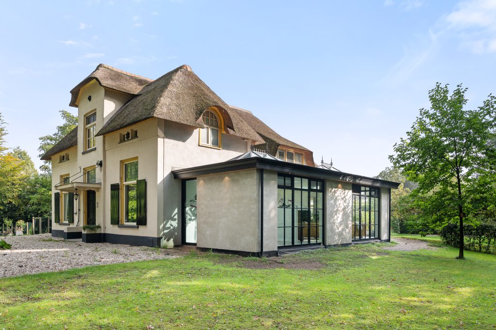 Elegante woning met klassieke orangerie