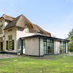 Elegante woning met klassieke orangerie