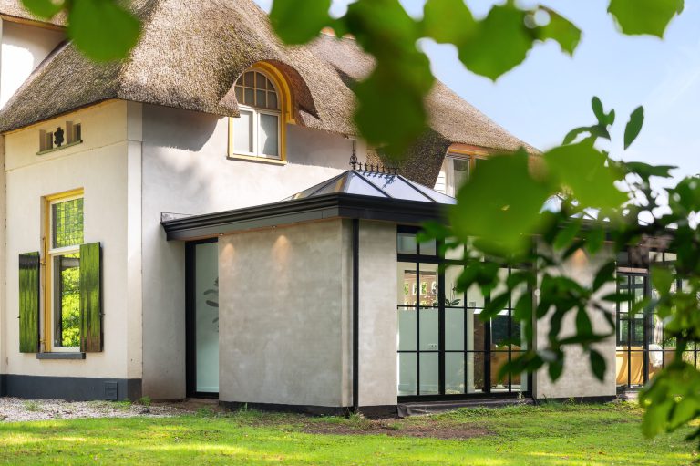 klassieke woning met ruime serreaanbouw