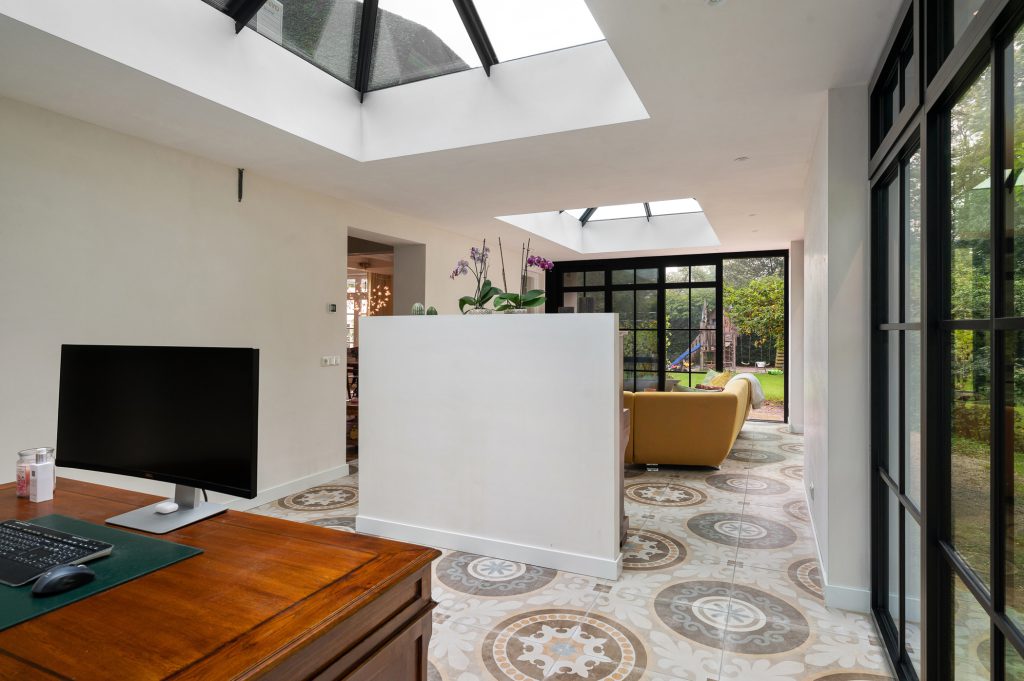 Moderne orangerie met grote lichtstraten