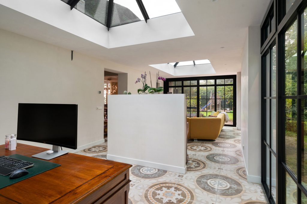 Moderne orangerie met genoeg lichtinval