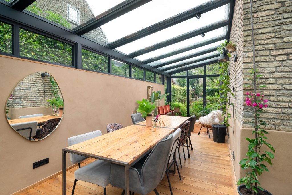 Gitzwarte serre met vintage uitstraling